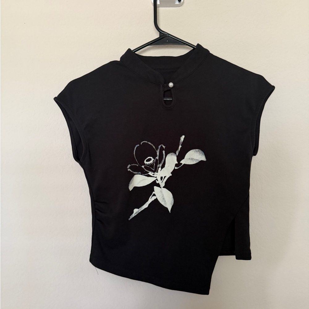 Chic Black Floral Women's Tee